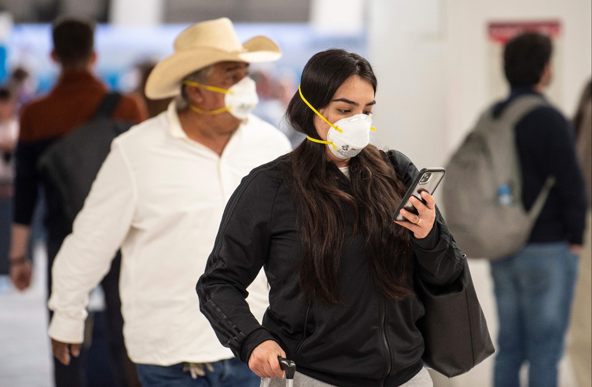 Regresan más de 400 mexicanos varados en Perú por coronavirus