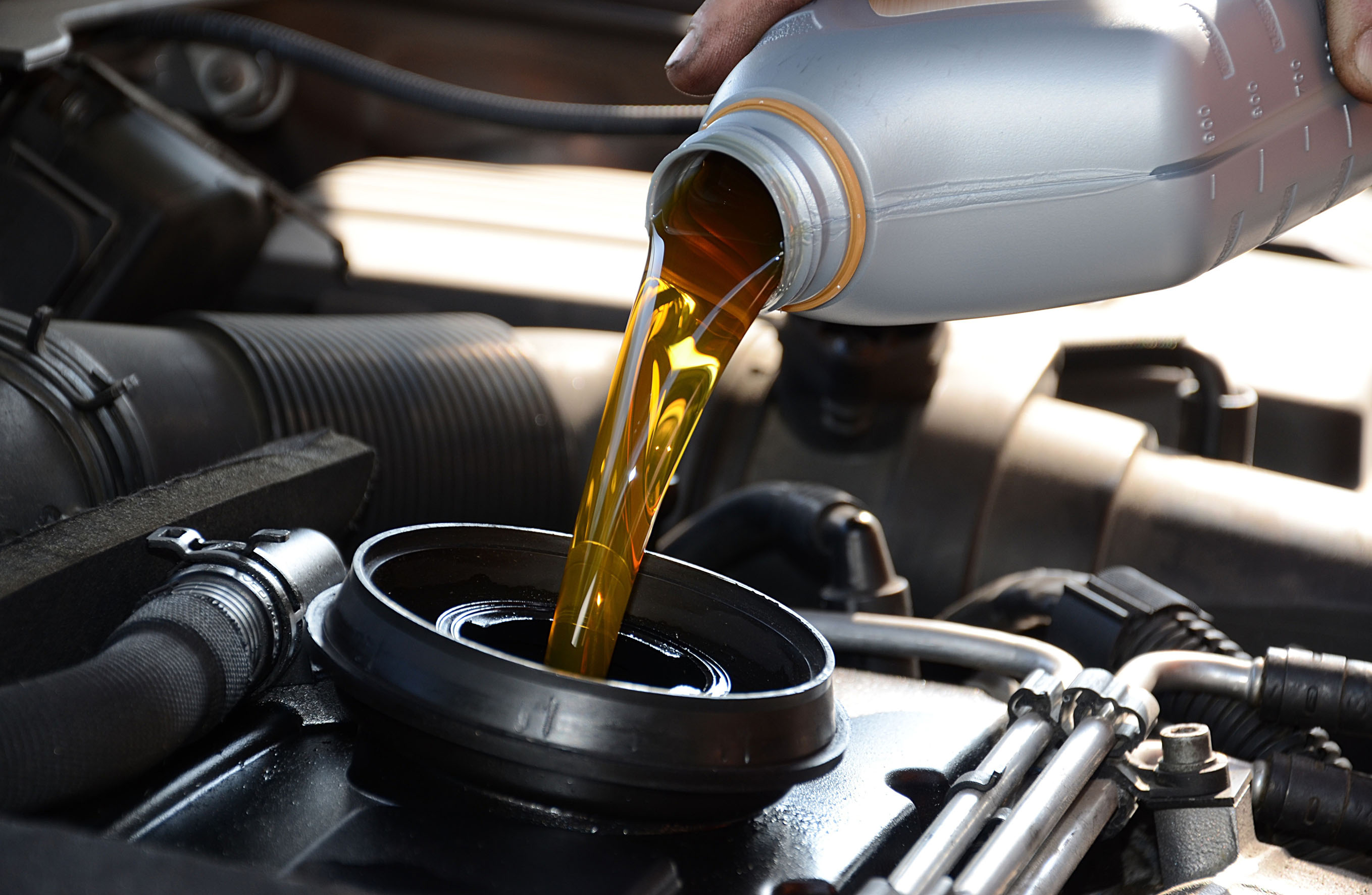 10 mitos y realidades sobre el aceite de motor de tu auto
