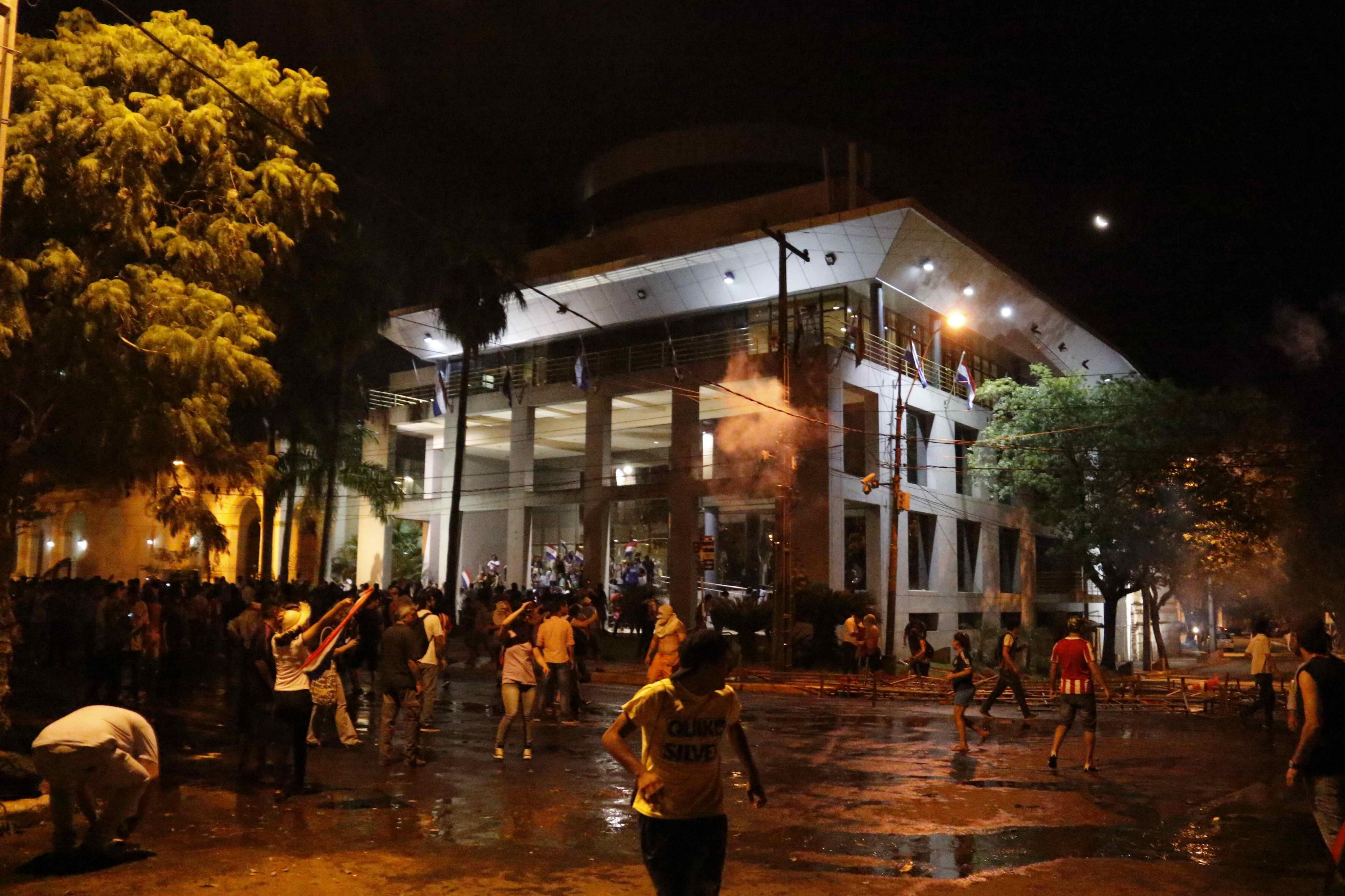 Manifestantes toman e incendian el Congreso de Paraguay