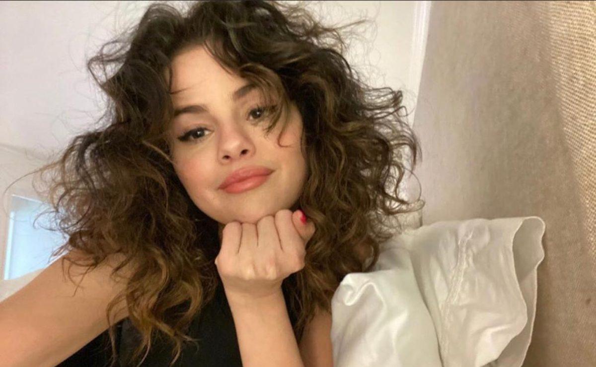 Selena Gomez, fan de las 'mirror selfies', posa en sensual tankini negro