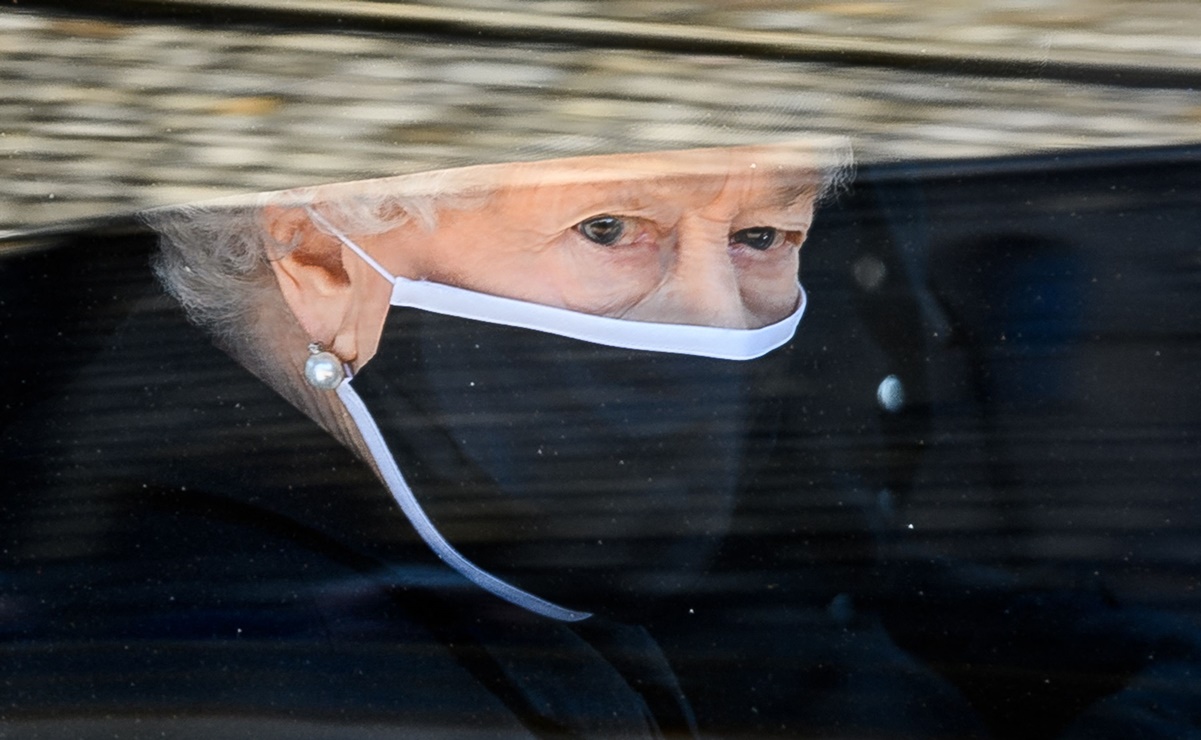 Sola, de negro y con cubrebocas, la reina Isabel II despide al príncipe Felipe