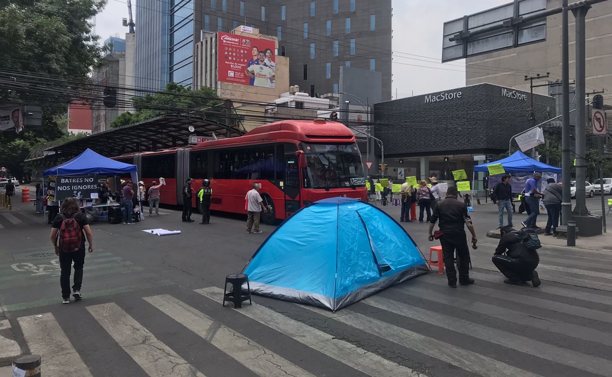 Vecinos de Benito Juárez liberan carril confinado del Metrobús L1, en Av. Insurgentes y Xola