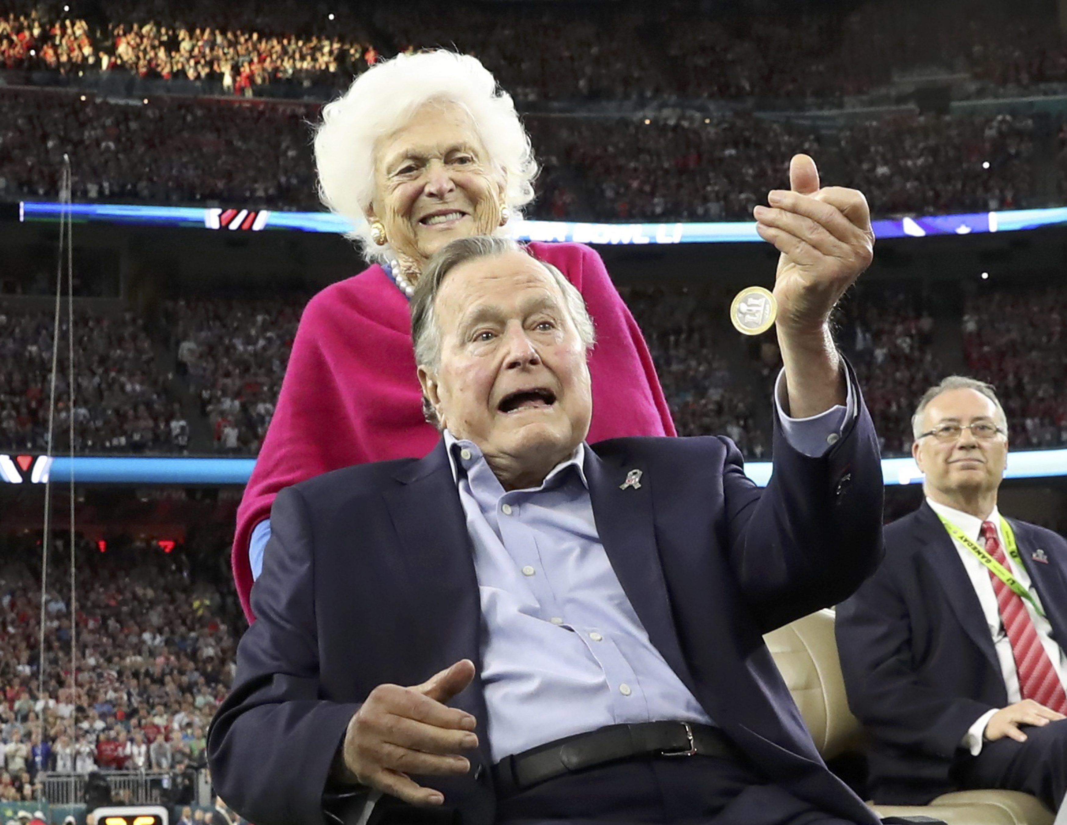 Bush padre lanza “volado” en arranque del Super Bowl LI