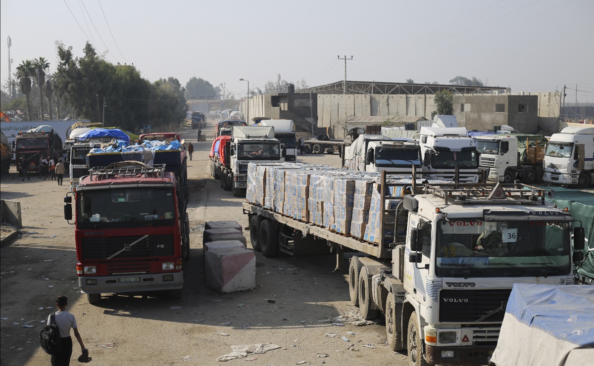 "Miles" de camiones de alimentos quedan varados en Egipto tras el cierre del cruce de Rafah