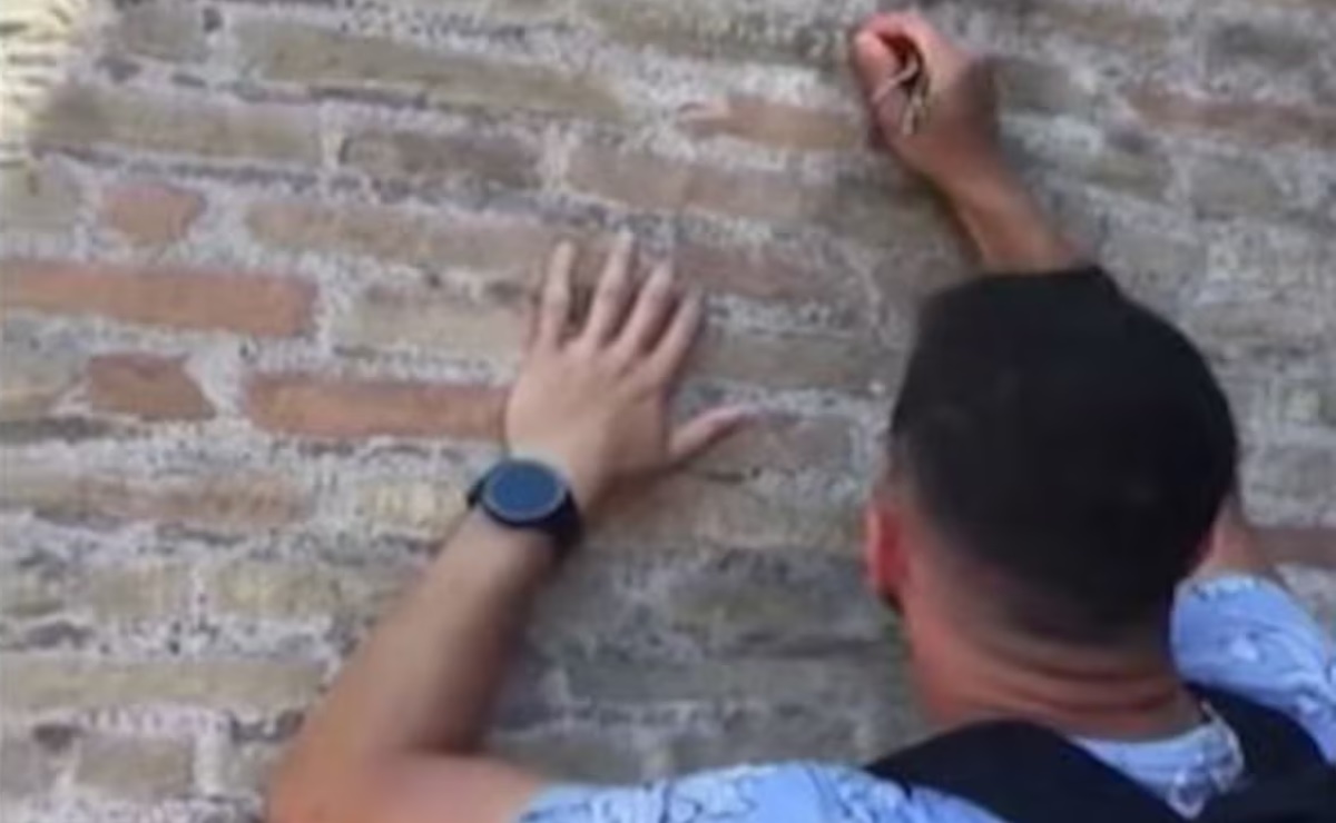 Buscan en Italia a turista que talló su nombre y el de su pareja en una pared del Coliseo Romano