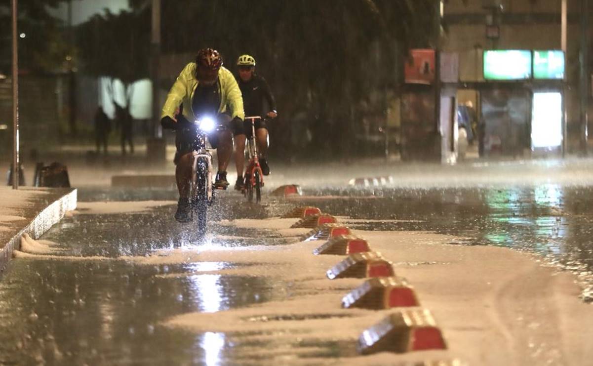 Reportan encharcamientos por lluvia y granizo en la Ciudad de México