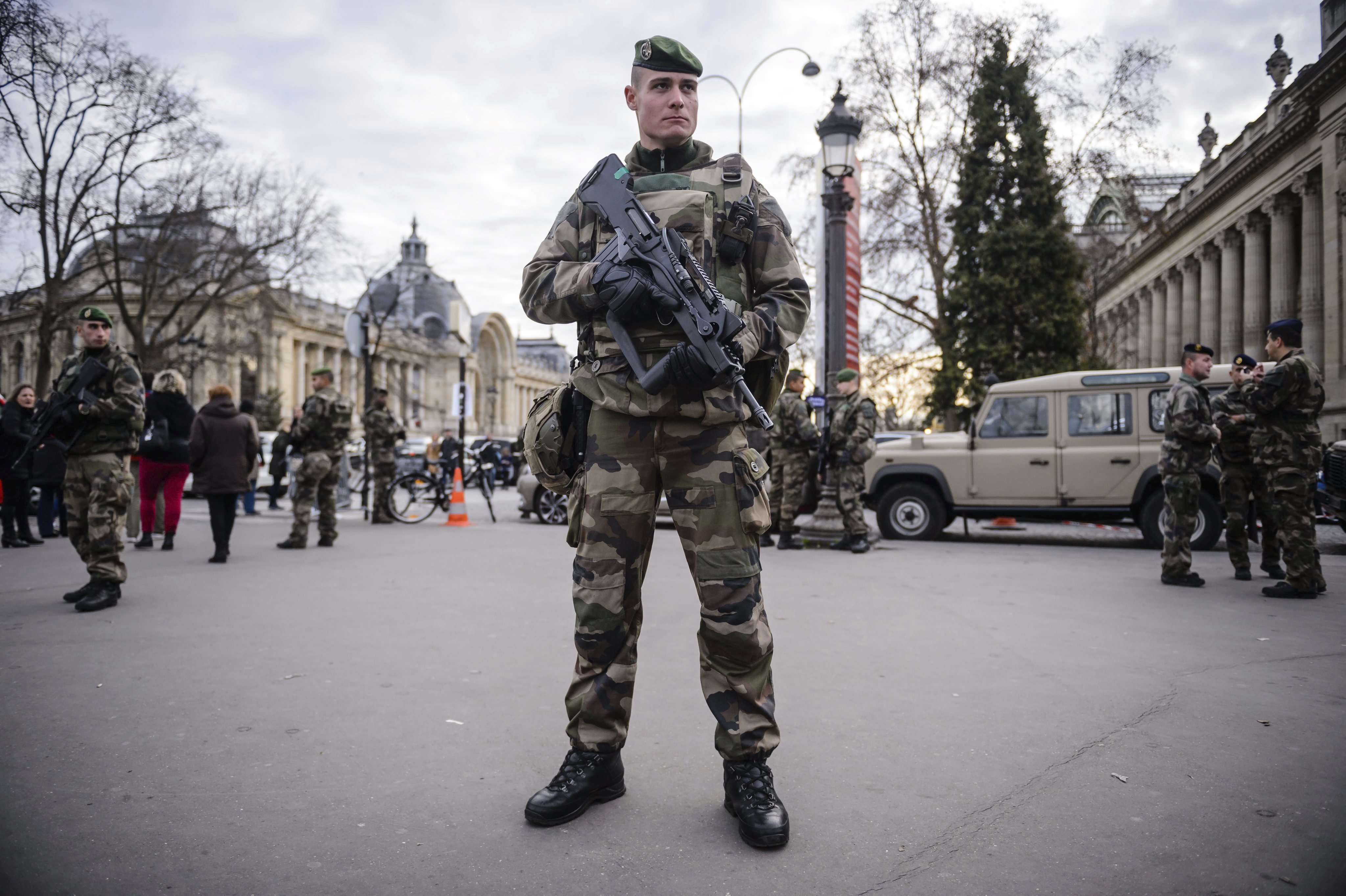 Policía de París cierra Campos Elíseos; medios reportan 2 policías heridos