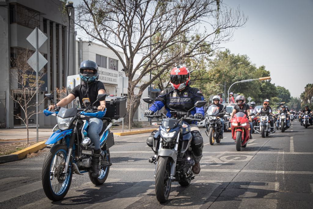 De cuánto es la multa por manejar en moto entre los carriles de la CDMX