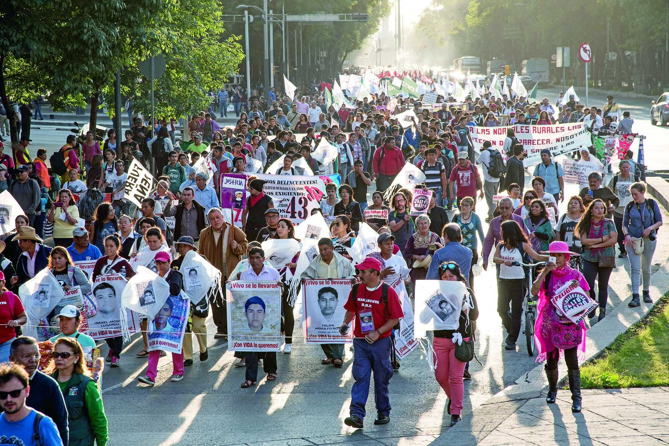 Padres de los 43 buscan que AMLO establezca características de Comisión de la Verdad