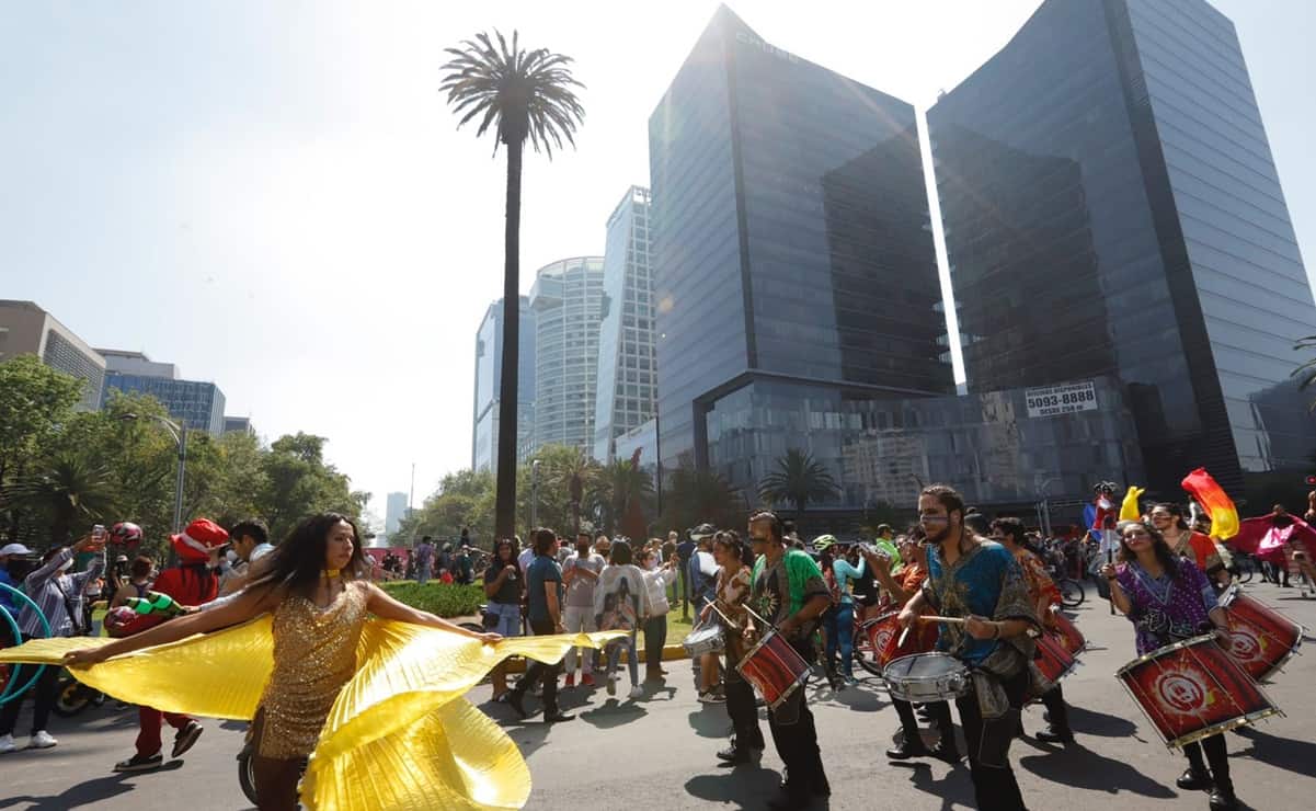 Con homenaje y batucada, capitalinos dan último adiós a la Palma de Reforma