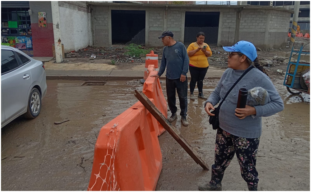 Vecinos bloquean inmediaciones del Tren Suburbano al AIFA para exigir atención en viviendas dañadas por lluvias