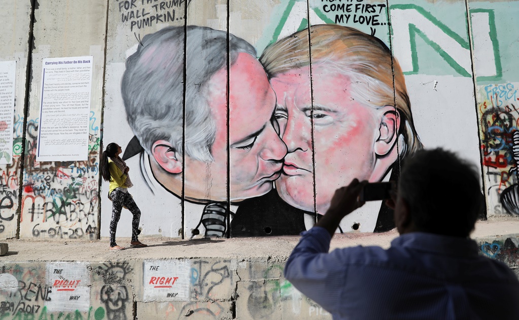​Trump besa a Netanyahu en mural pintado en Cisjordania