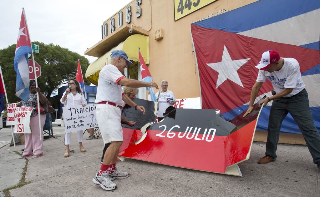 Pelean en la Pequeña Habana por izamiento de bandera en Cuba