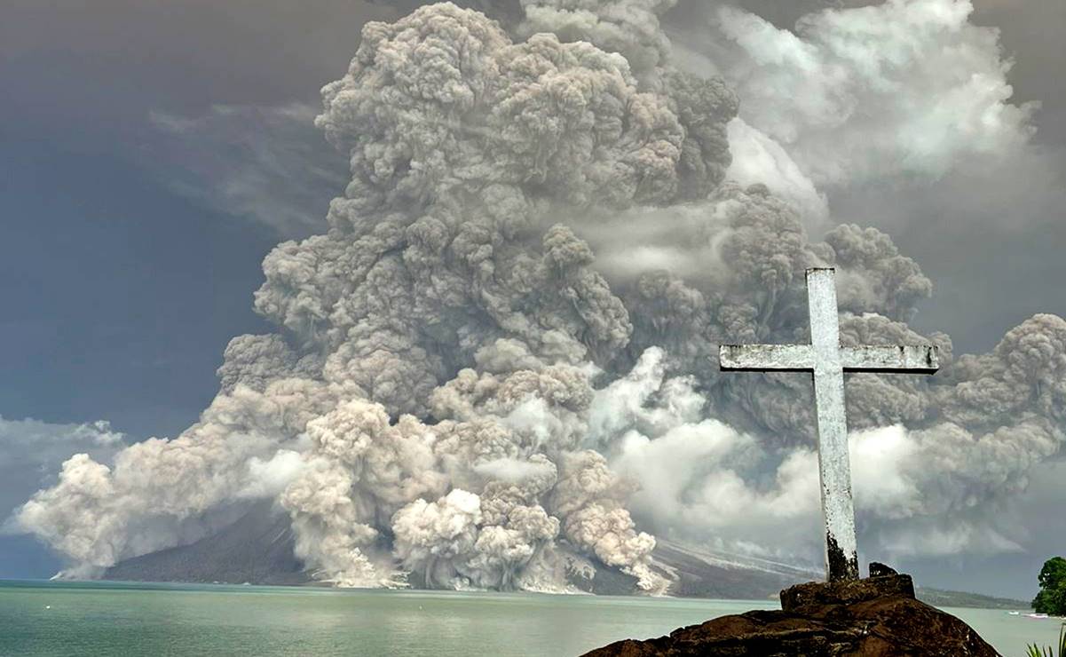 Volcán Ruang, de indonesia, vuelve a entrar en erupción y provoca nube de ceniza de 5 mil metros de altura