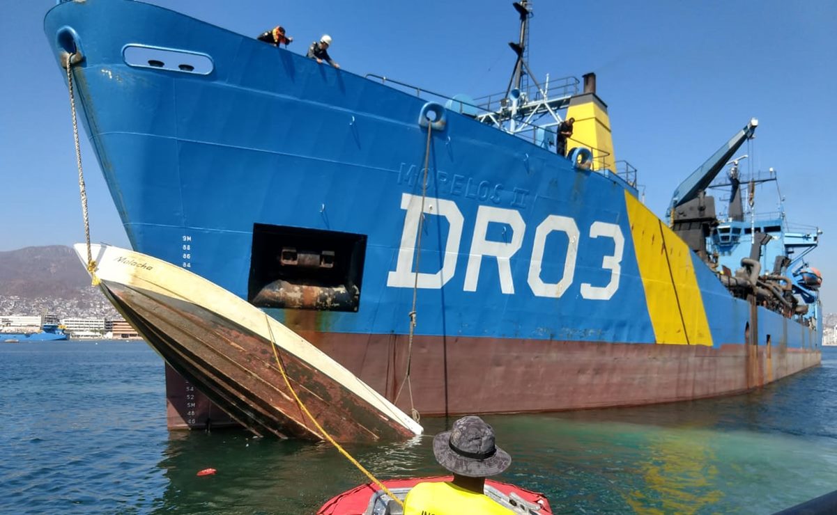 Inicia Marina retiro de barcos menores hundidos por "Otis" en Acapulco