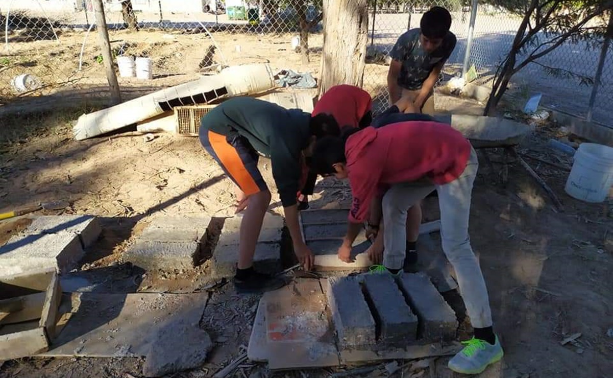 Estudiantes de secundaria construyen cuarto a compañero con papel reciclado en Sonora