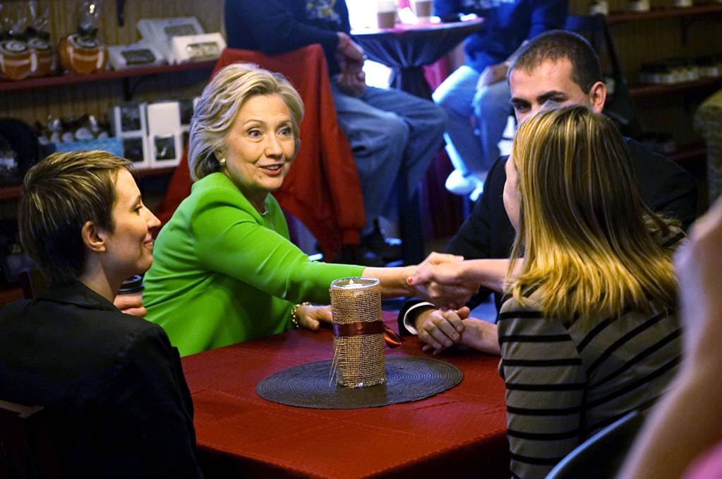 Hillary inicia su campaña en una cafetería de Iowa