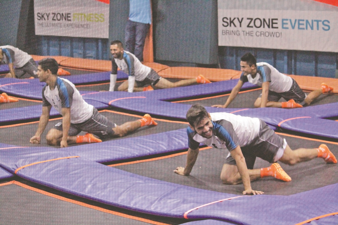 Gallos Blancos tiene peculiar entrenamiento "a los brincos"