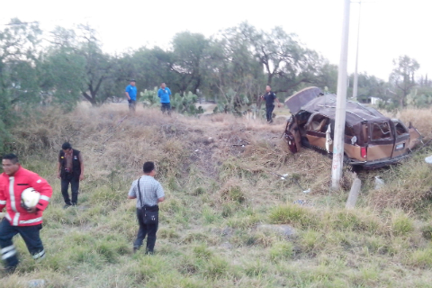 Vuelca camioneta con diez pasajeros