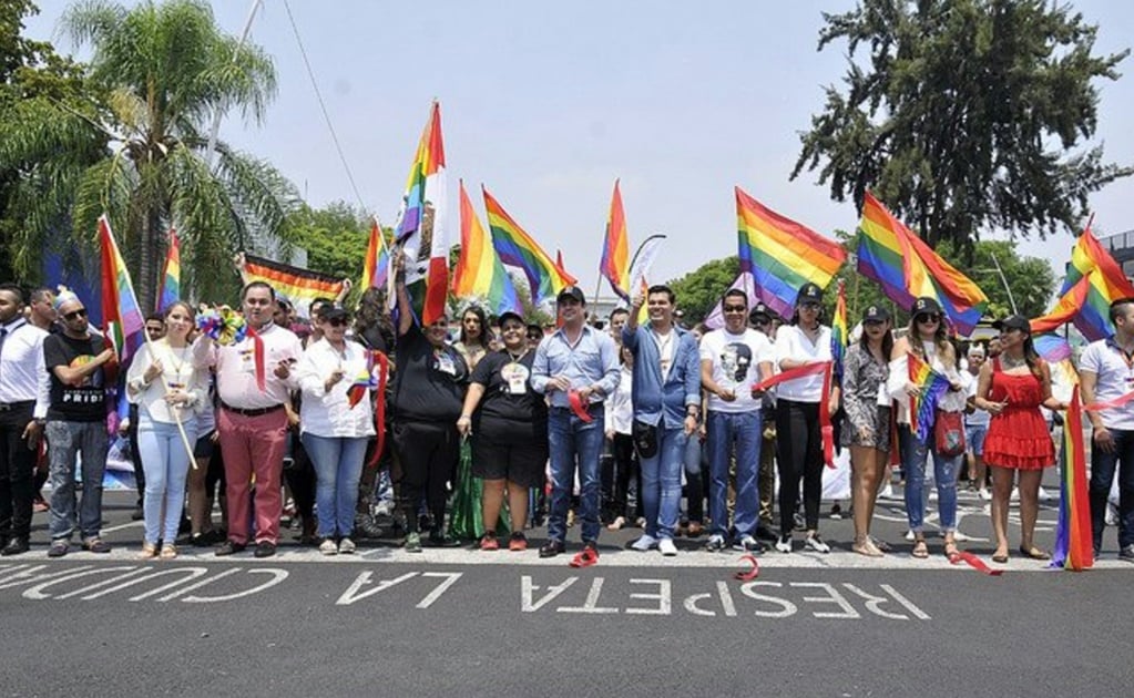 Gobernador de Jalisco se suma a marcha LGBTTTI