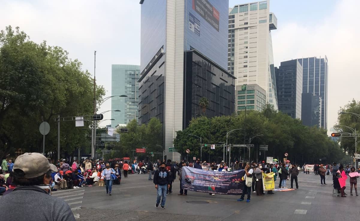 Padecen usuarios del Metrobús por bloqueo en Insurgentes y Reforma