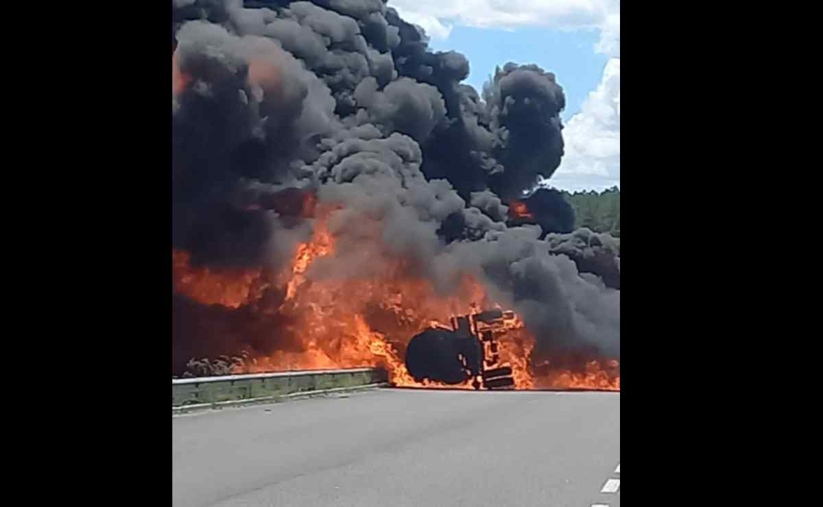 Explota pipa que transportaba gasolina en carretera Durango-Mazatlán, VIDEO