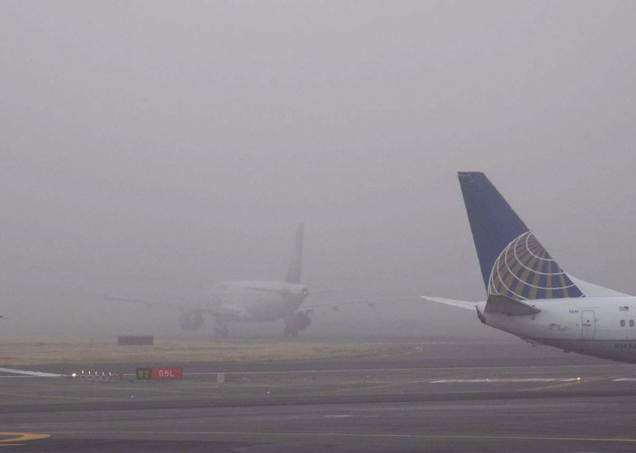Aeropuerto de la CDMX suspende operaciones por banco de niebla
