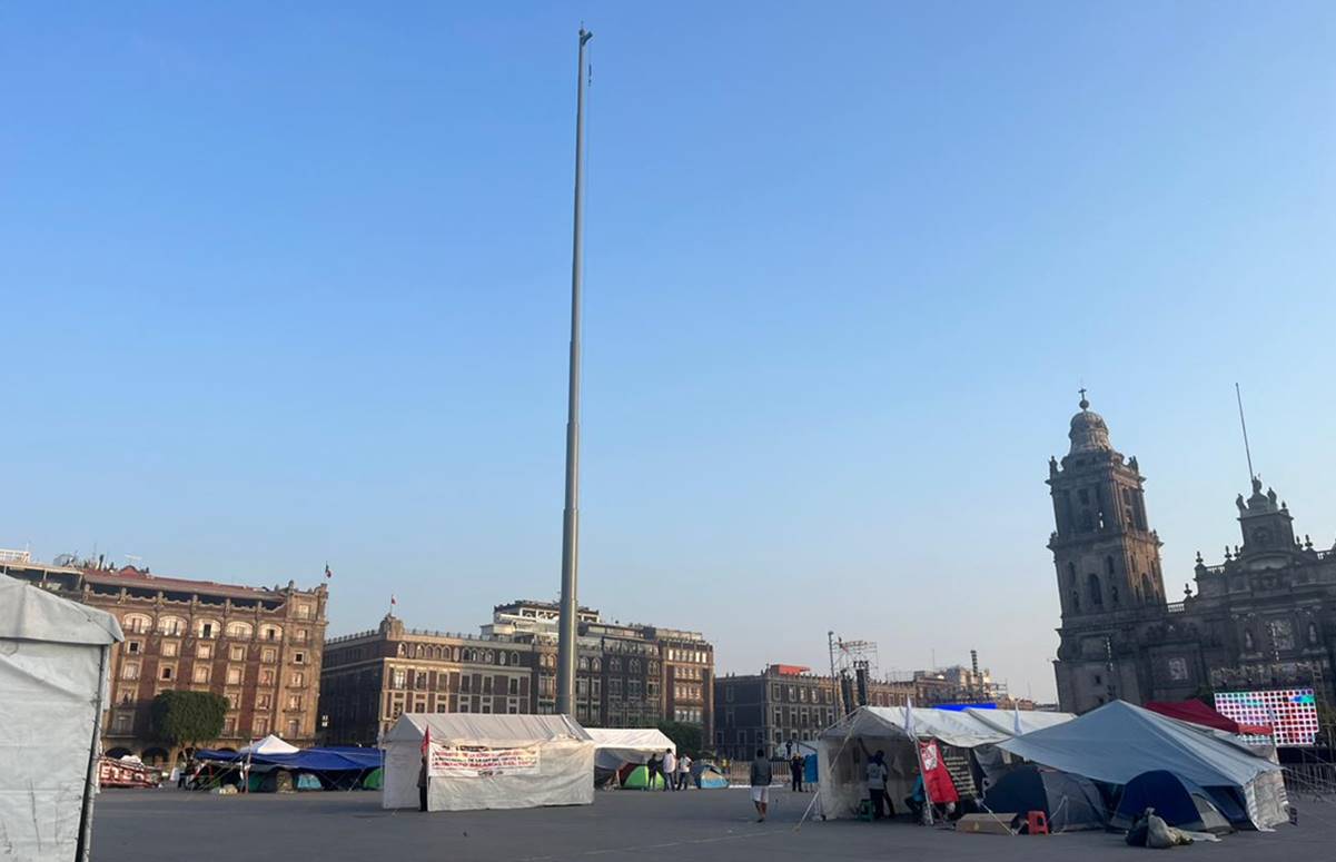 Zócalo amanece sin Bandera Nacional; CNTE mantiene casas de campaña alrededor del asta