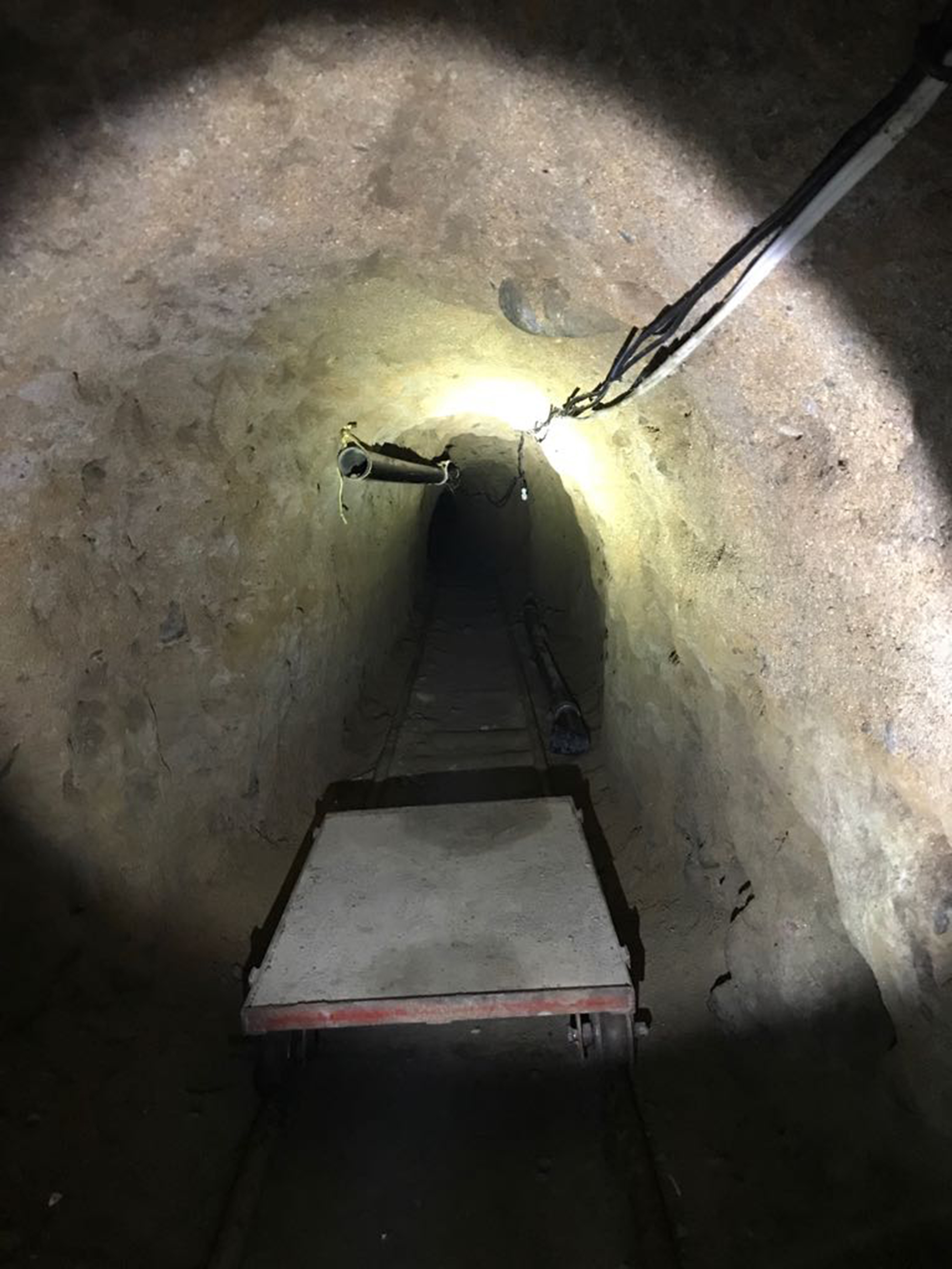 Hallan túnel clandestino en Tijuana cerca del muro fronterizo con EU