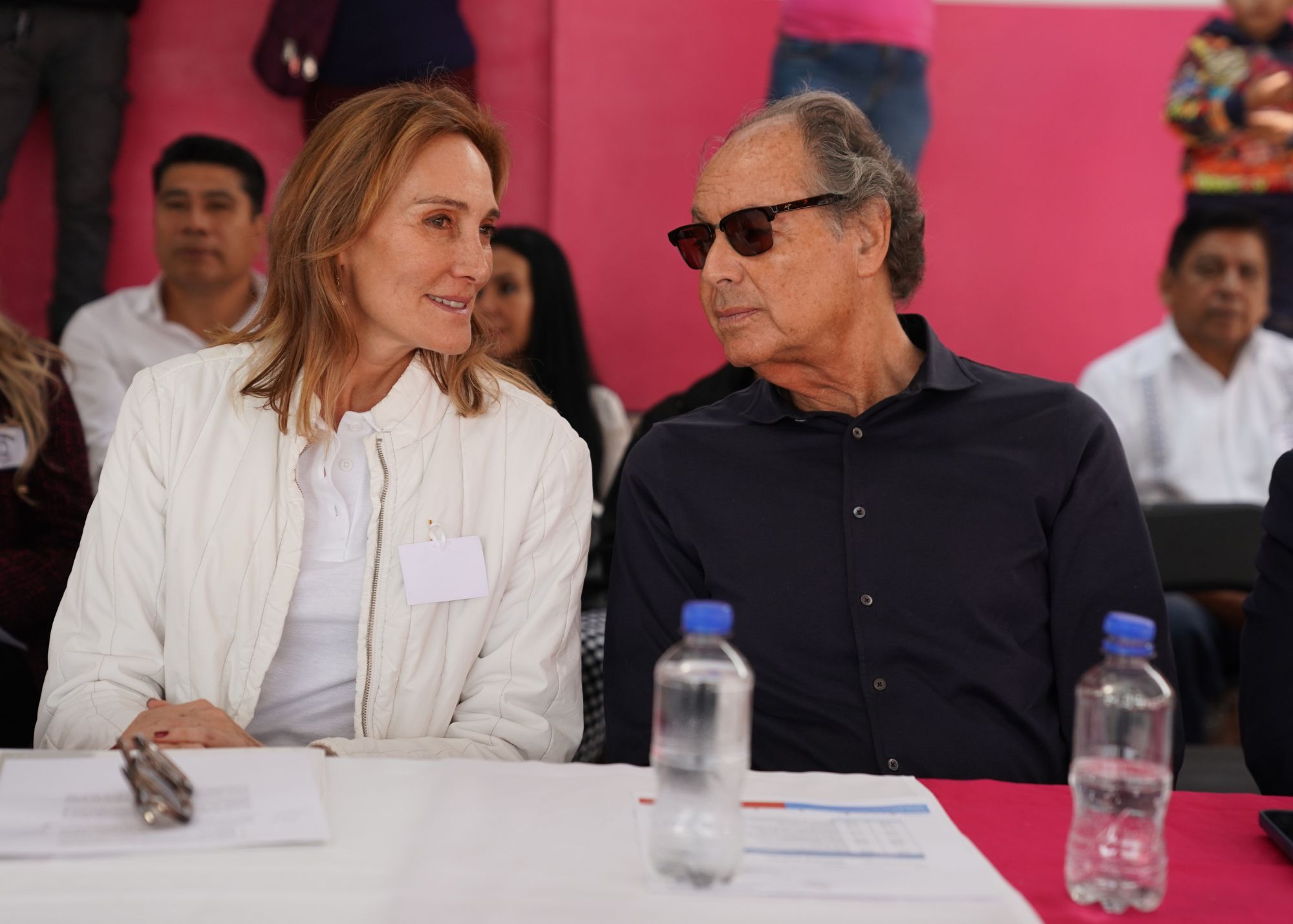 Alejandra Alemán y Daniel Espinosa inauguran escuela en Taxco