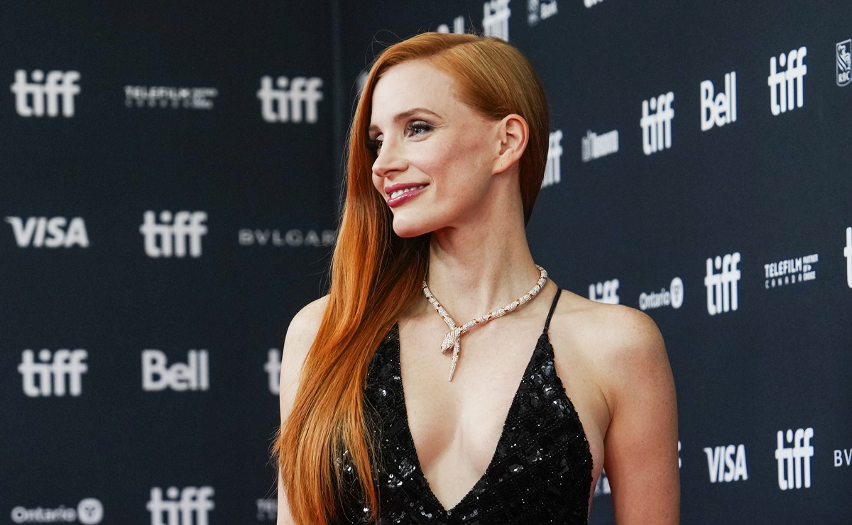 Jessica Chastain se luce como una sirena con lujoso vestido lencero de atrevido escote