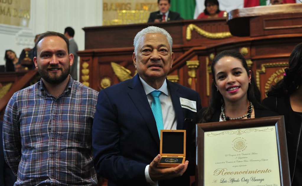 Congreso local entrega medalla por mérito deportivo a entrenador de beisbol de AMLO