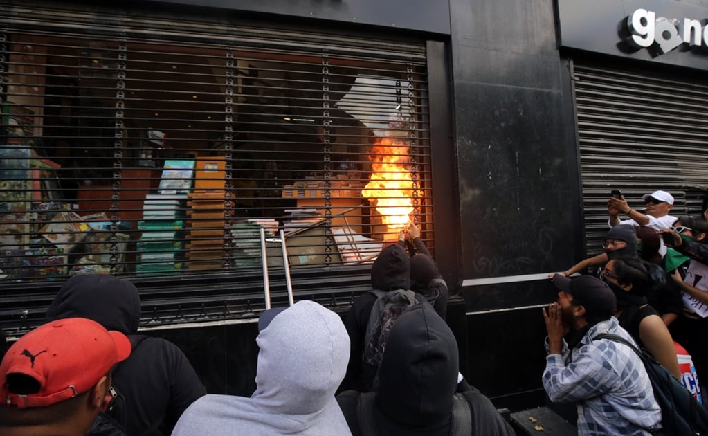 Librería lamenta daños durante marcha por Ayotzinapa