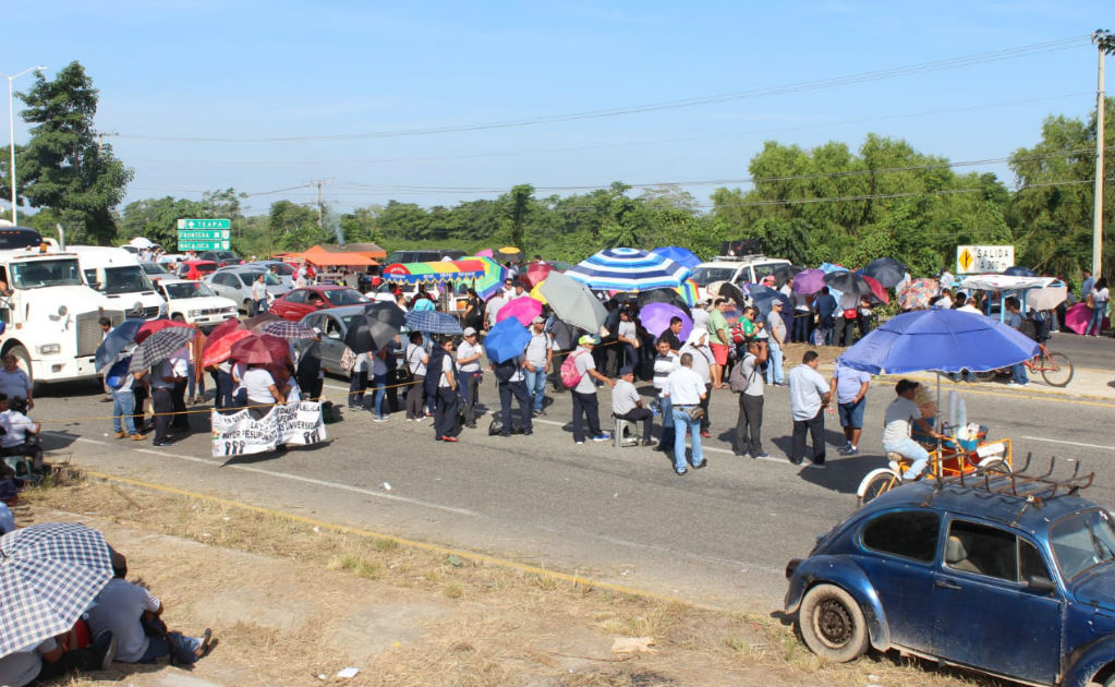 Trabajadores mantienen bloqueo en carretera Villahermosa-Macuspana 