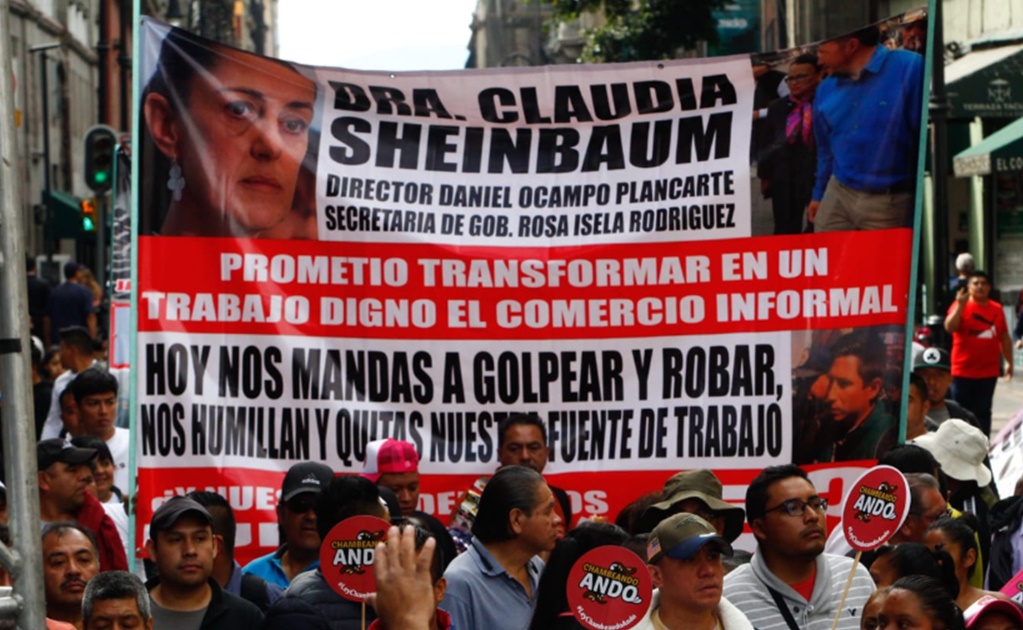Ambulantes del Centro se manifiestan contra operativos frente al Congreso local