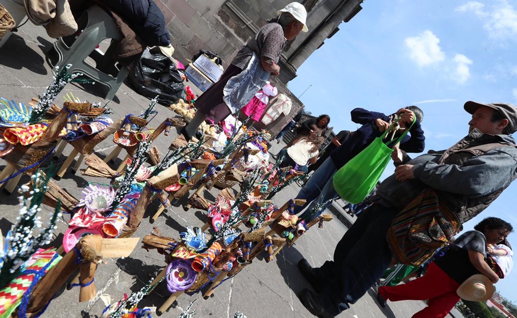 Cientos de feligreses acuden a celebrar Jueves de Corpus a catedral de Toluca