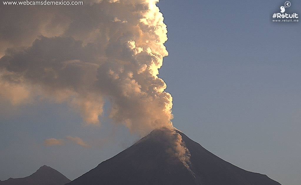 Volcán de Colima continúa con emisión de material incandescente