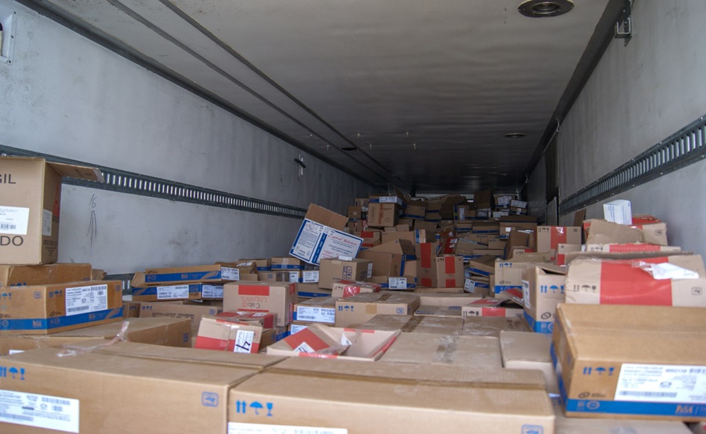 Aseguran 60 vehículos con mercancía robada en Puebla