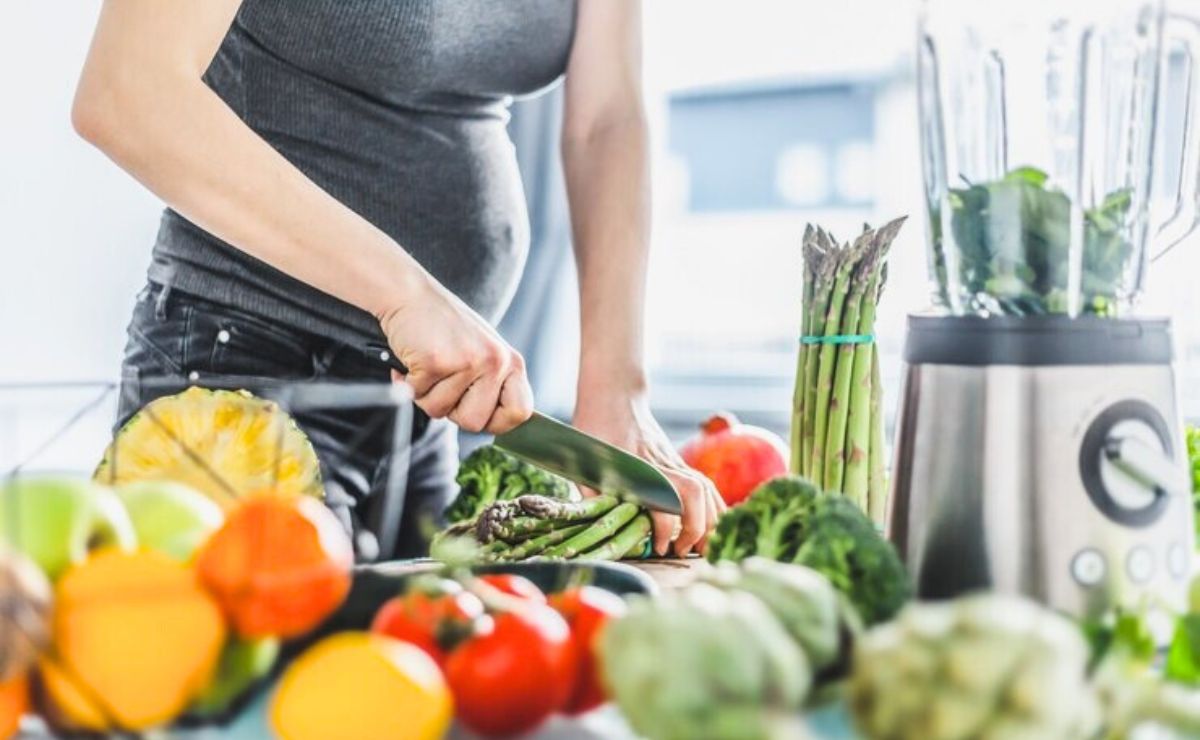 La verdura que se puede comer cruda y que previene ciertos defectos congénitos durante el embarazo