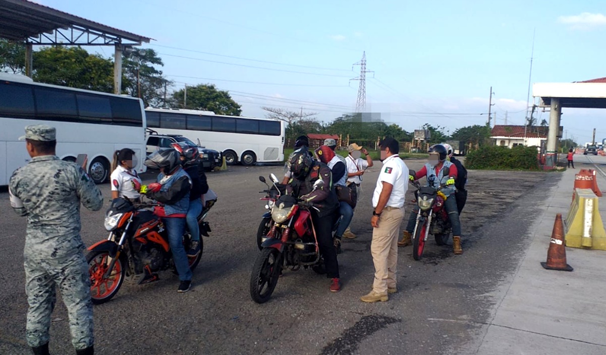 Localiza INM a ocho migrantes cubanos que eran transportados en motocicletas