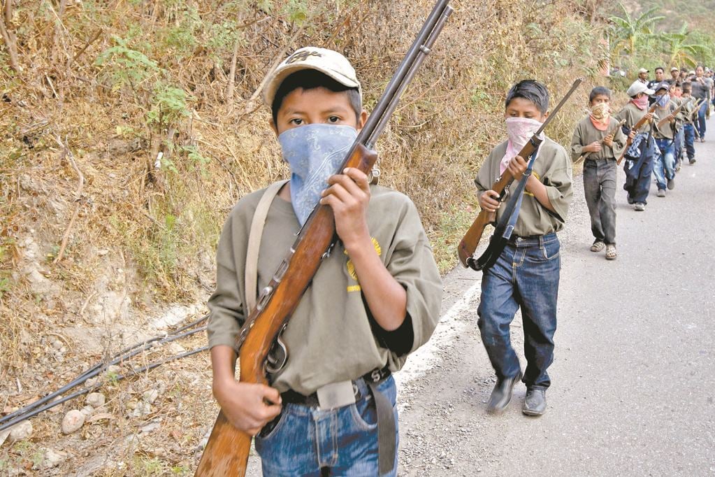 Niños, de entre 6 y 15 años, armados para defenderse contra Los Ardillos