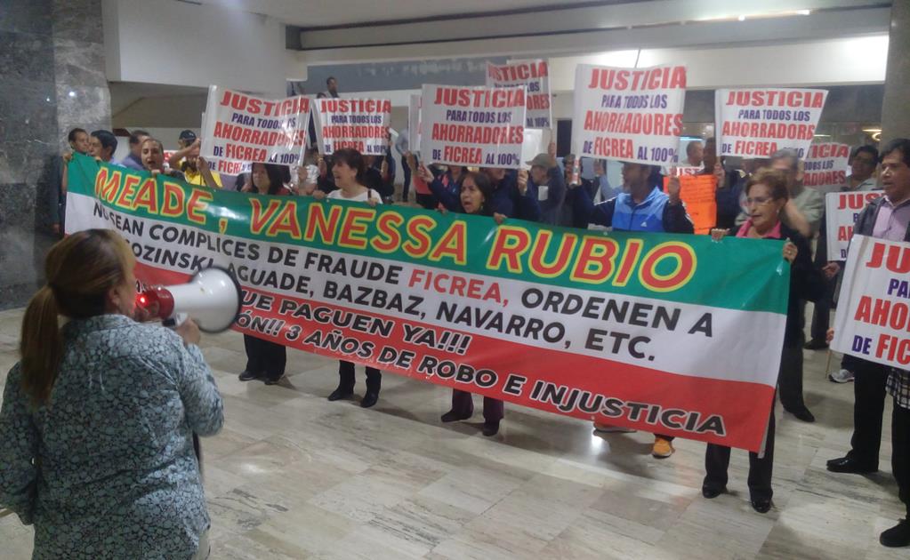 Protestan en Plaza Inn a tres años del fraude de Ficrea 