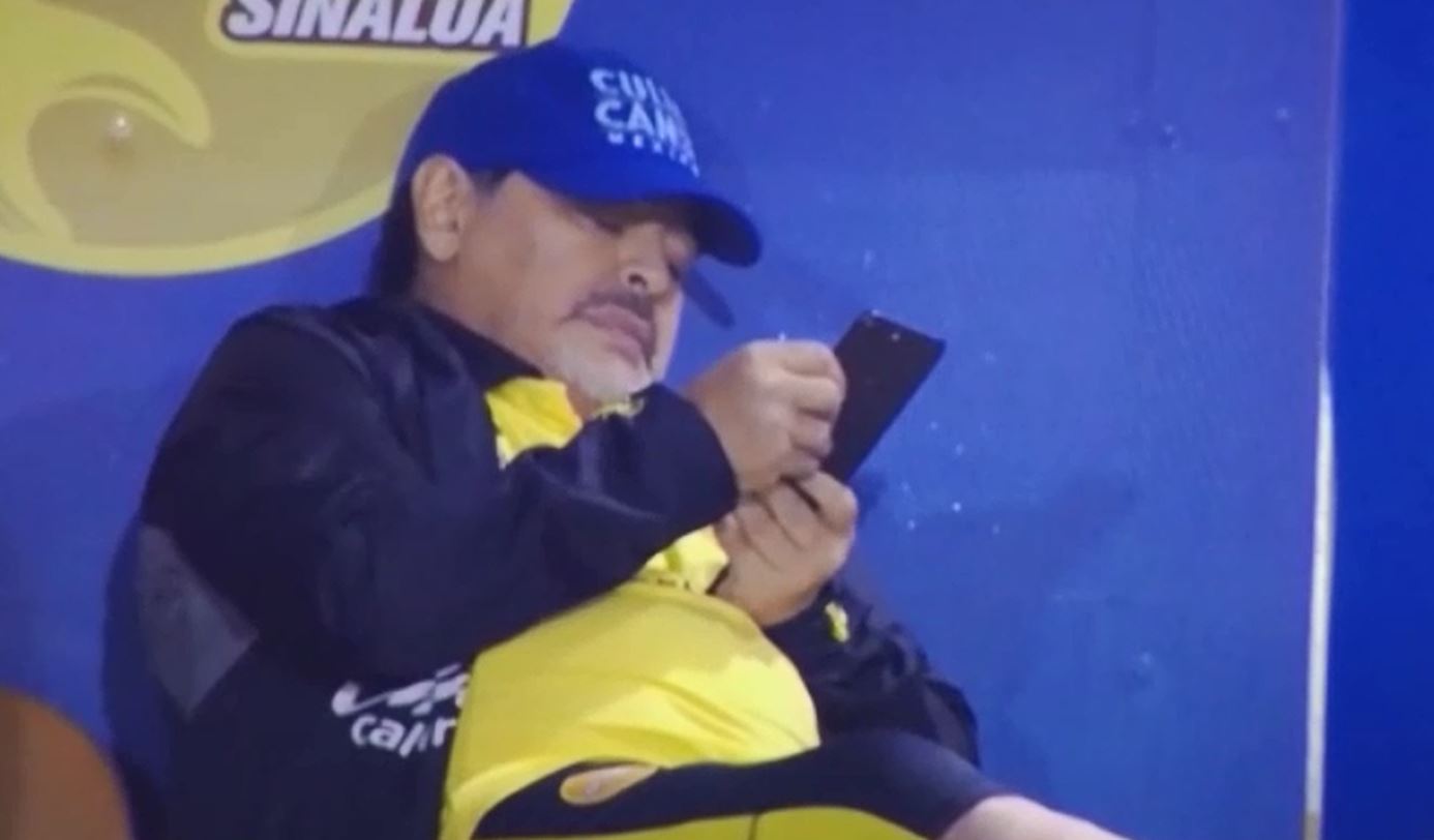 Maradona se aburre de sus Dorados y saca el celular