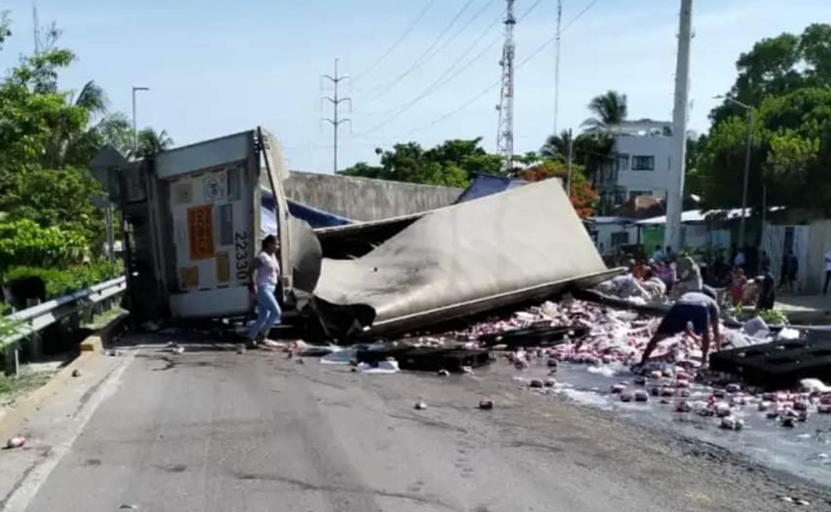 Vuelca tráiler con cerveza en Campeche; decenas de personas roban el producto