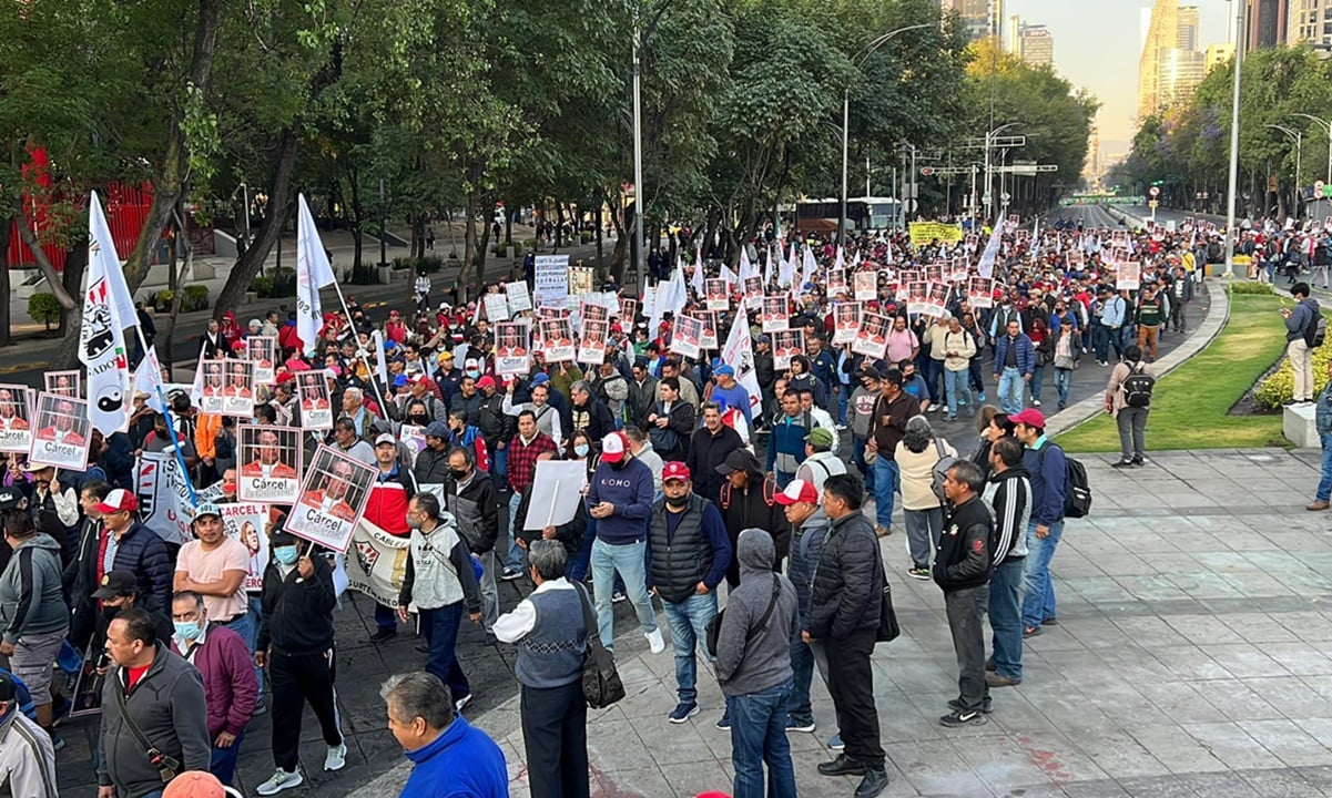 Electricistas marchan sobre Reforma para exigir cárcel a Felipe Calderón; toma precauciones