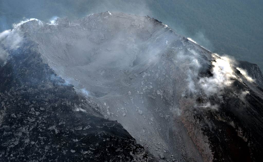 Crece cráter del Volcán de Colima; se detiene flujo de lava