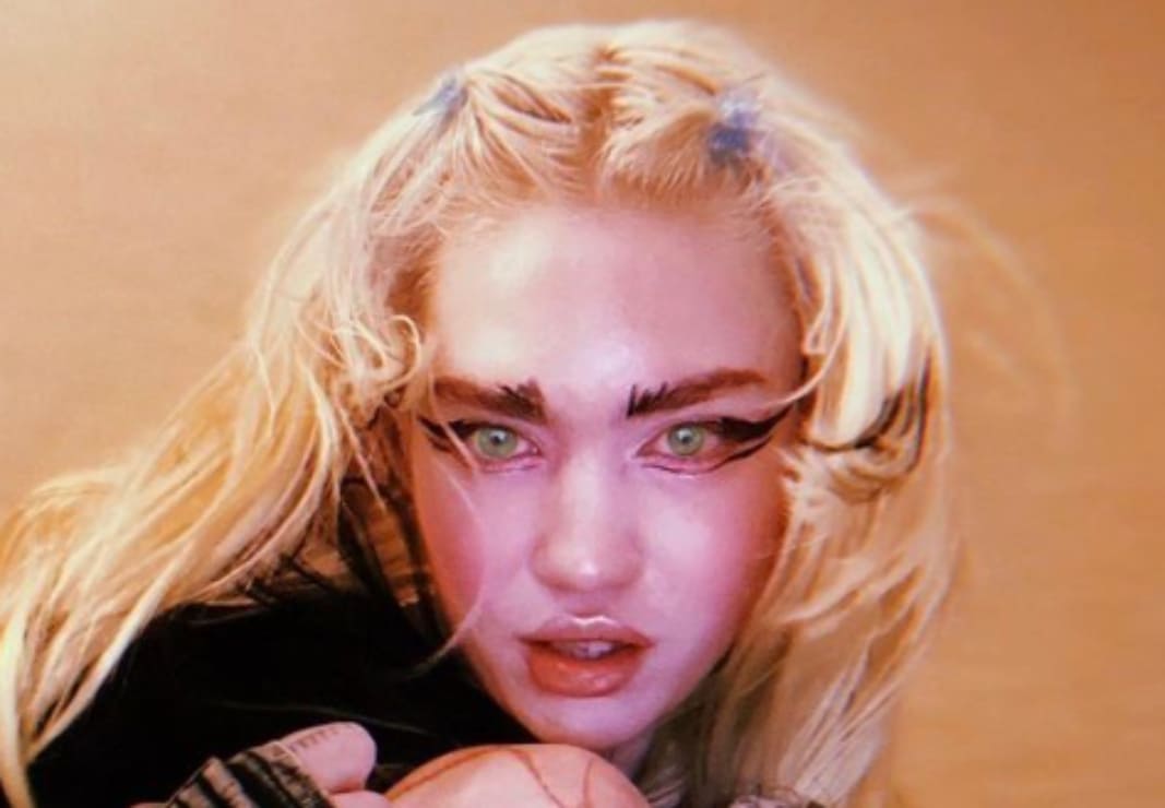 Grimes, ex de Elon Musk, se sigue transformando en alien con nuevos tatuajes