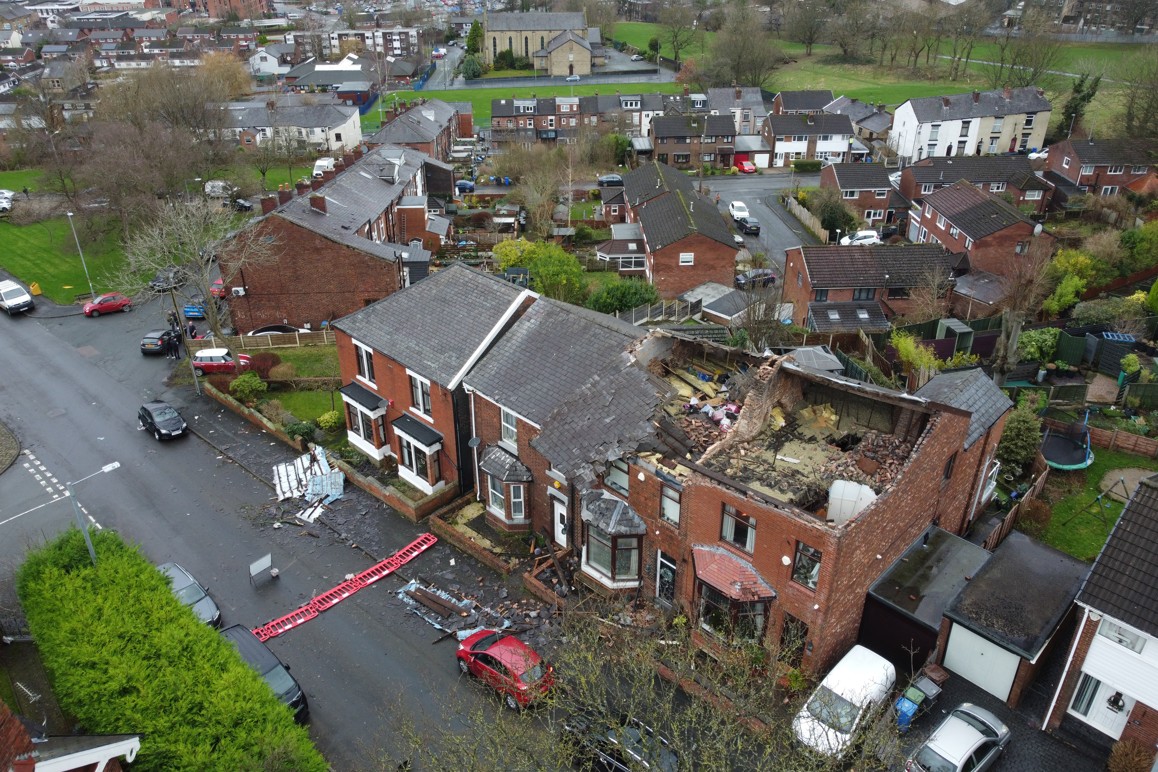 Un tornado arranca el tejado de varias casas cerca de Mánchester. FOTOS