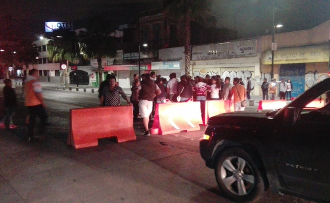 Comerciantes se enfrentan con policías tras desalojo en La Villa