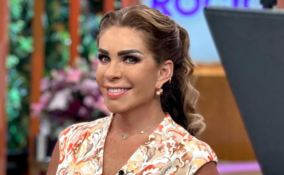 Rocío Sánchez Azuara deslumbra con elegante bikini dorado